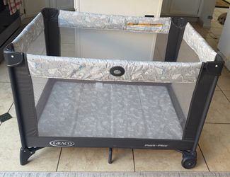 Graco Pack 'n Play Portable Playard - with matters🔺