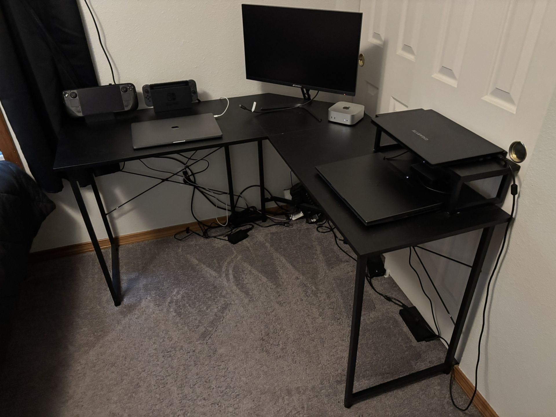Corner/L-Shaped Desk