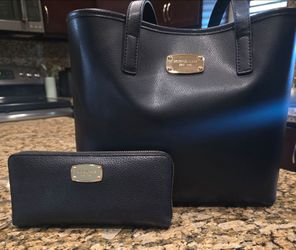🖤 Michael Kors Purse & Matching Wallet — $150

Both