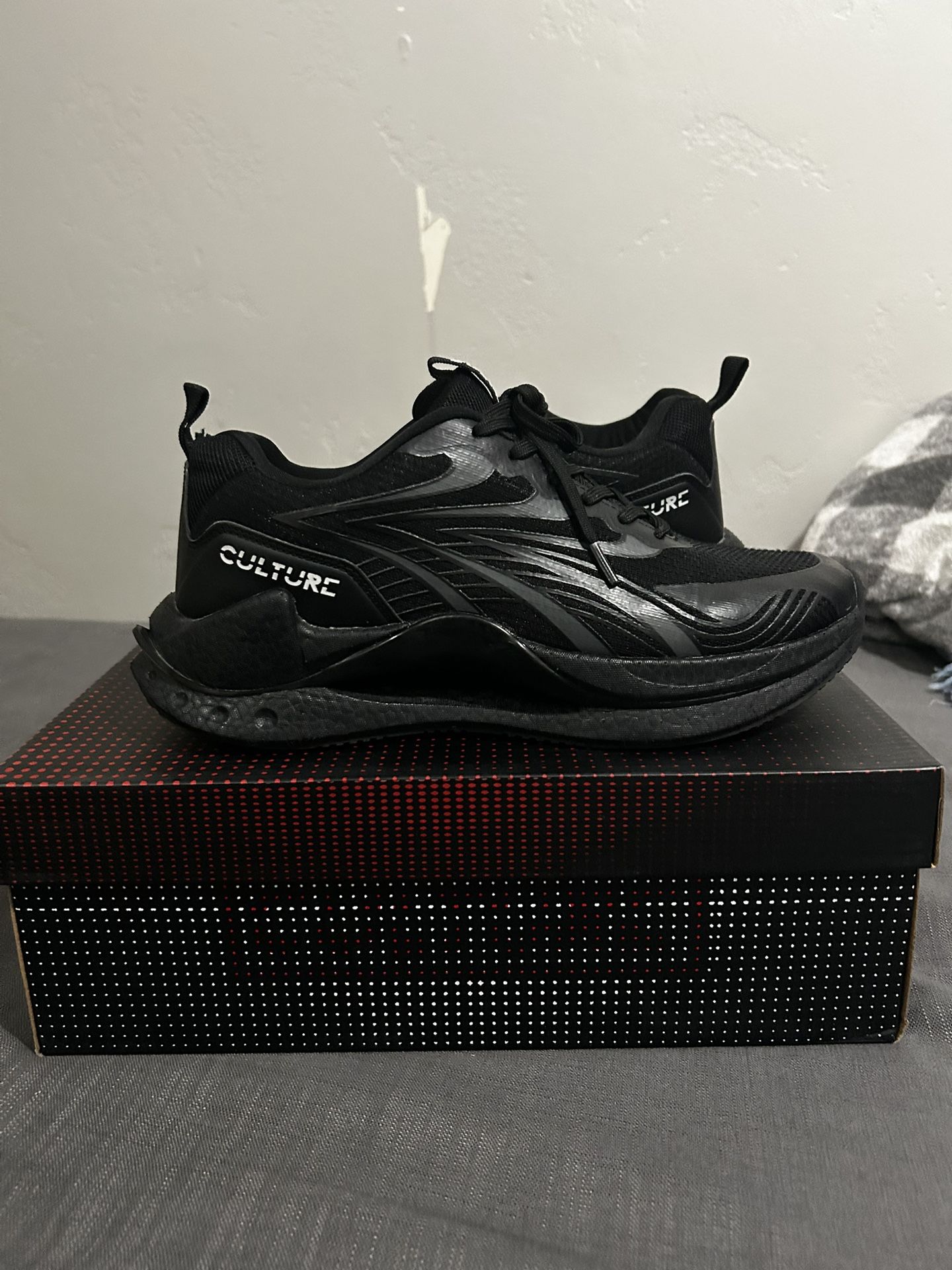 Culture Triple Black Size 9.5 Men