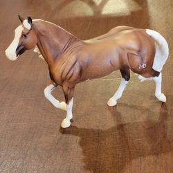 Beautiful Breyer Big Chex To Cash Palomino Model Horse Traditional Size 
#1357.
It features a blaze, high white stockings, and a distinct "Hb" brand o