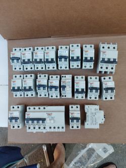 Lot of circuit/brks