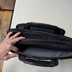 Like New Targus Laptop Bag

