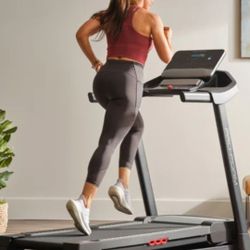 2024 Model ProForm Trainer 8.7 Treadmill 7” High Contrast Display With 0-12 MPH & 0-10% Incline 