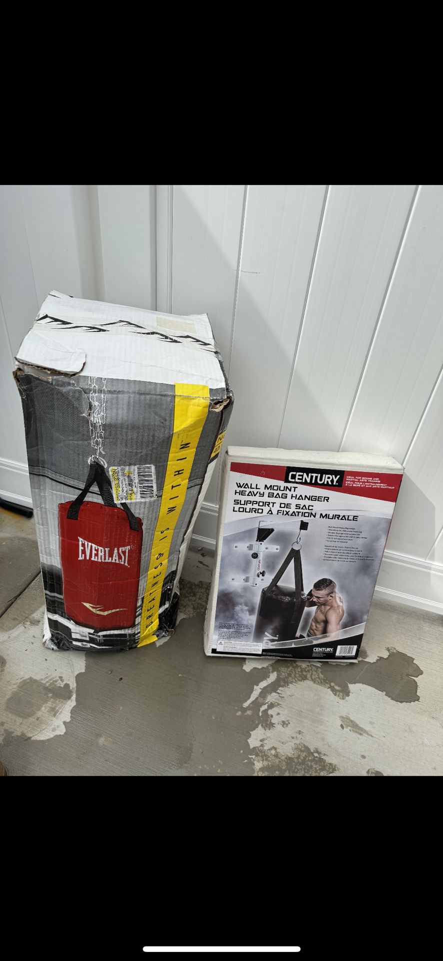 40 lbs Everlast Punching Bag with  Wall mount heavy bag hanger
