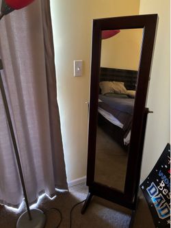 Mirror with hidden jewelry case