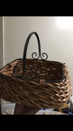 Weaved basket, metal handle
