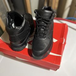 9.5 Nike Boots Black 