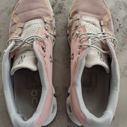 Women's Size 9 ONCLOUD PINK SNEAKERS 