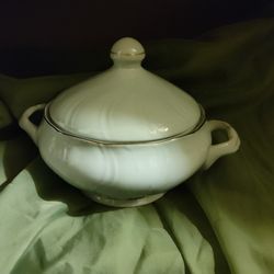 VINTAGE JAMESTOWN CHINA " ALLEGRO" MADE IN POLAND  IRONSTONE WHITE ROUND SOUP TUREEN COVERED BOWL
