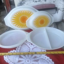 2 Vintage Pyrex Daisy/Sunflower Oval Divided Casserole Dish 1.5 Qt Lid 945-C