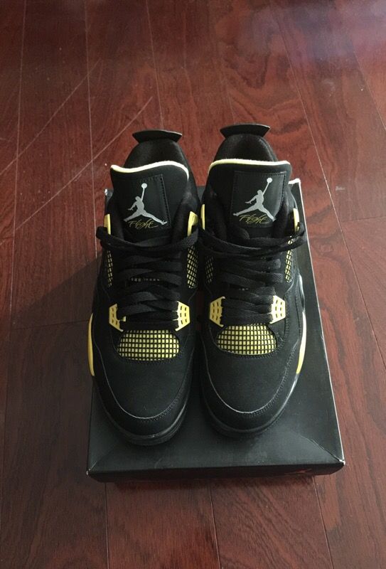 Jordan 4s thunder BLACK YELLOW BRAND NEW 10.5