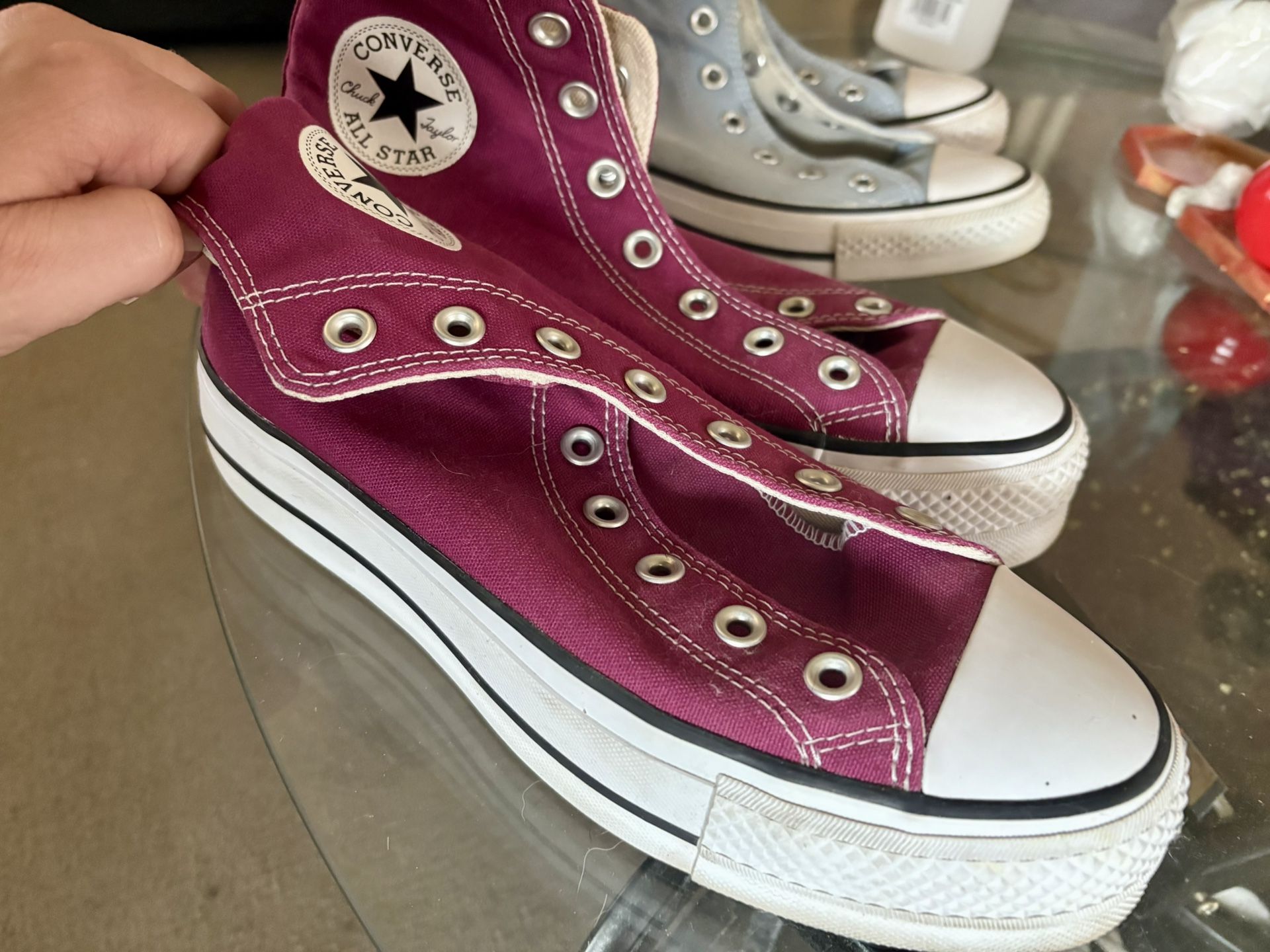 Converse Chuck Taylor All Star High Tops – Size 8