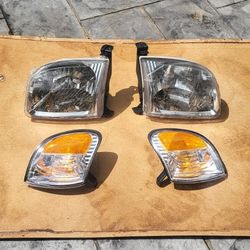 04  Toyota tundra headlights. Located In Baytown Tx. 