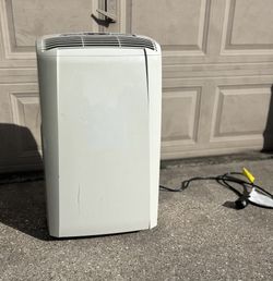 DELonghi Pinguino 12000 BTU portable air conditioner and dehumidifier with window air vent hose