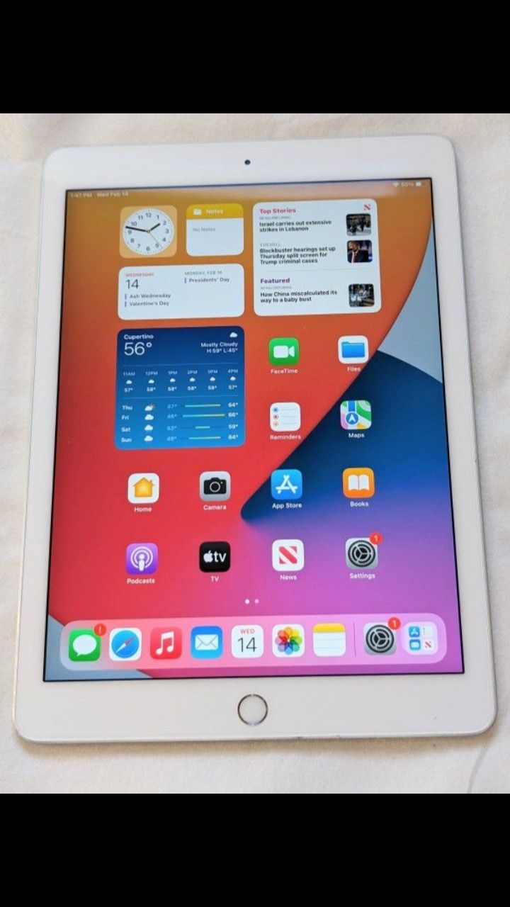 Nice Silver APPLE iPad AIR 2 16GB WIFI 9.7 inch Low Price
iPad works on WIFI
16GB STORAGE