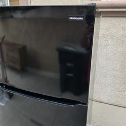 30x30x66 Frigidaire Fridge Black 18cuft 4 Months Warranty