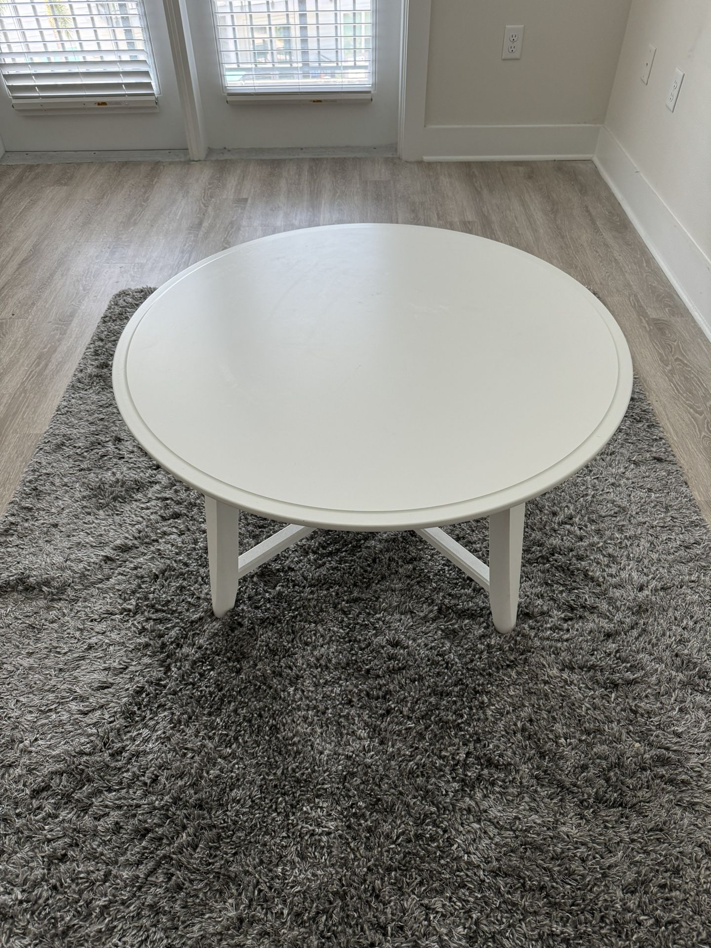 Round White Coffee Table in Great Condition