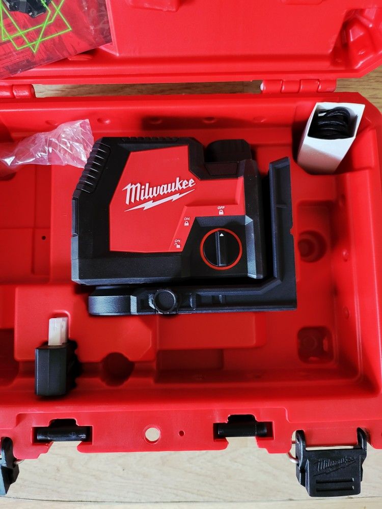 Milwaukee ft. REDLITHIUM Lithium-Ion USB Green Rechargeable Cross Line Laser Level with Charger.((Firm on price))