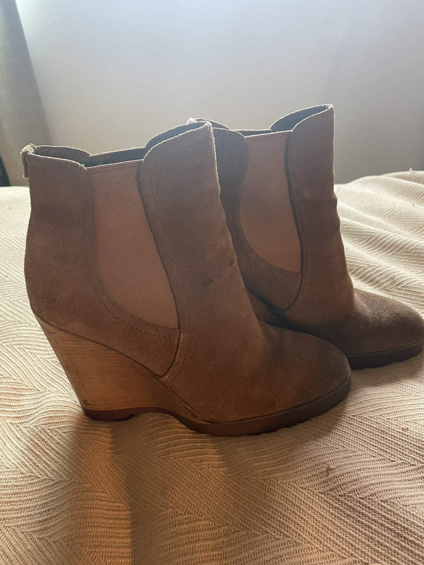 Micheal Kors 7 1/2  Wedge Boots