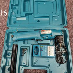 Makita ⅜” (DA3910) Right Angle DC9.6V Battery Drill with Charger, Battery, and Case