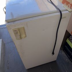 MINI FRIDGE!!