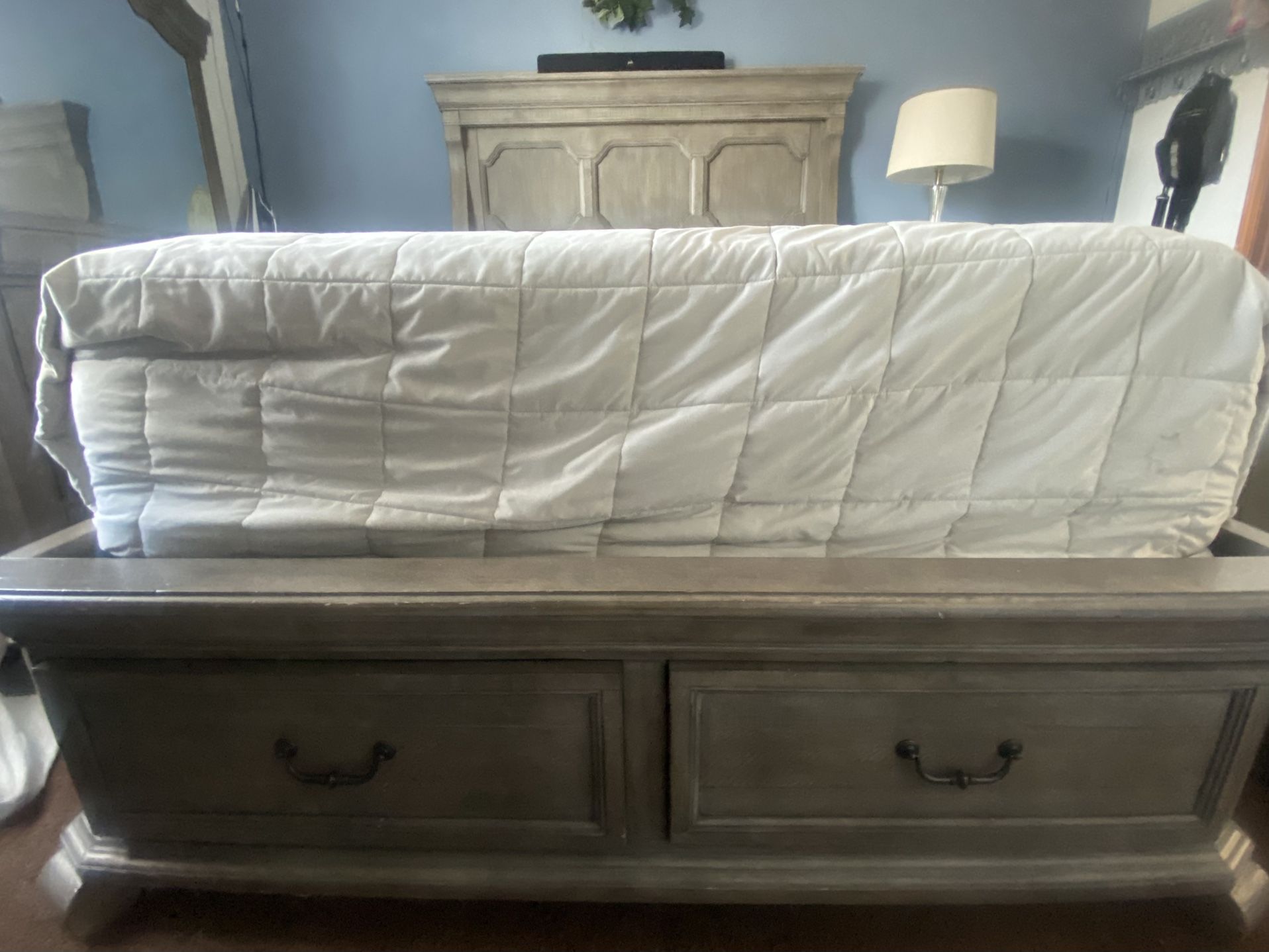 Bedroom set (bed,2nightstands,mirror counter)