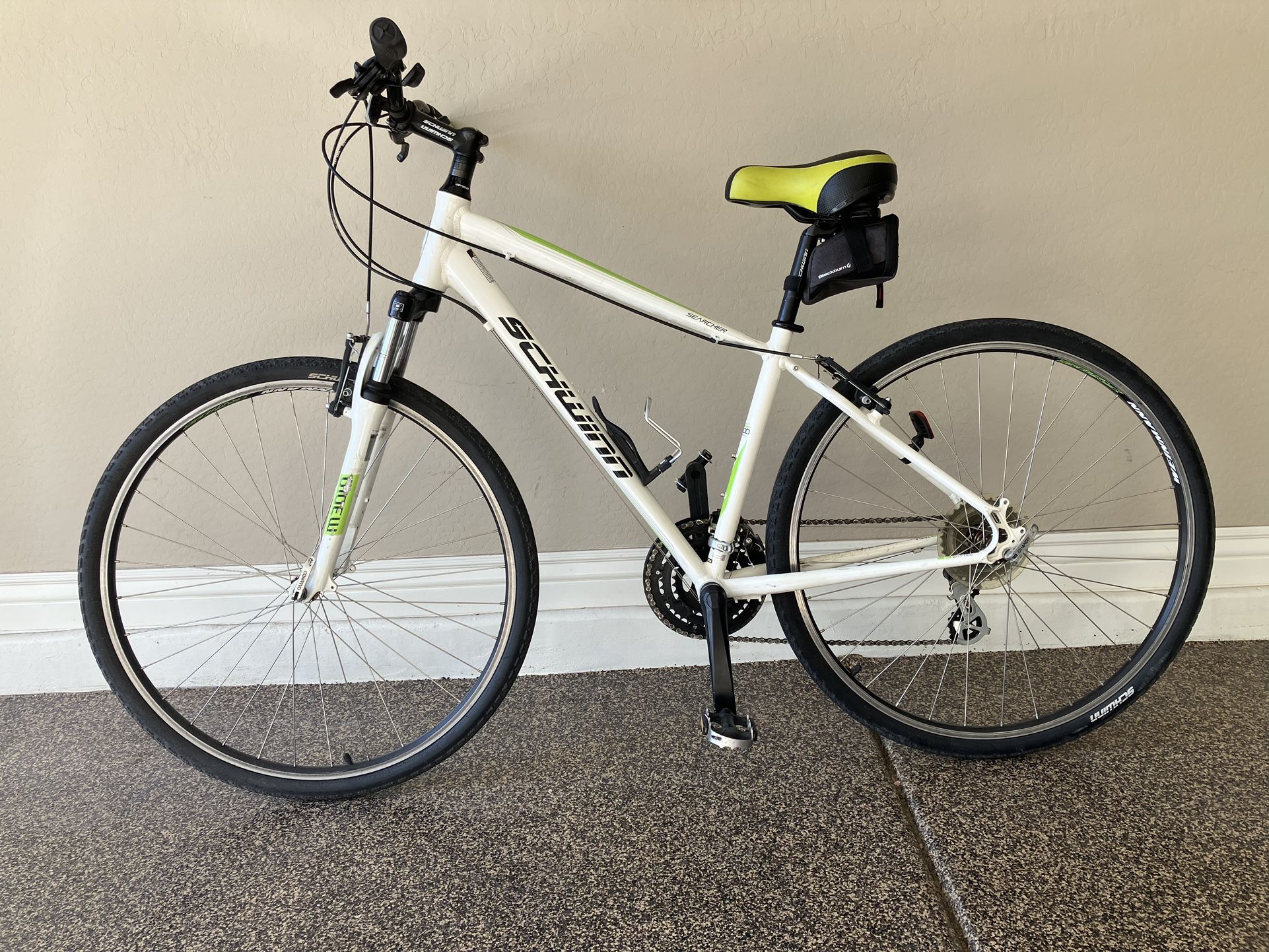 Schwinn searcher store hybrid bike