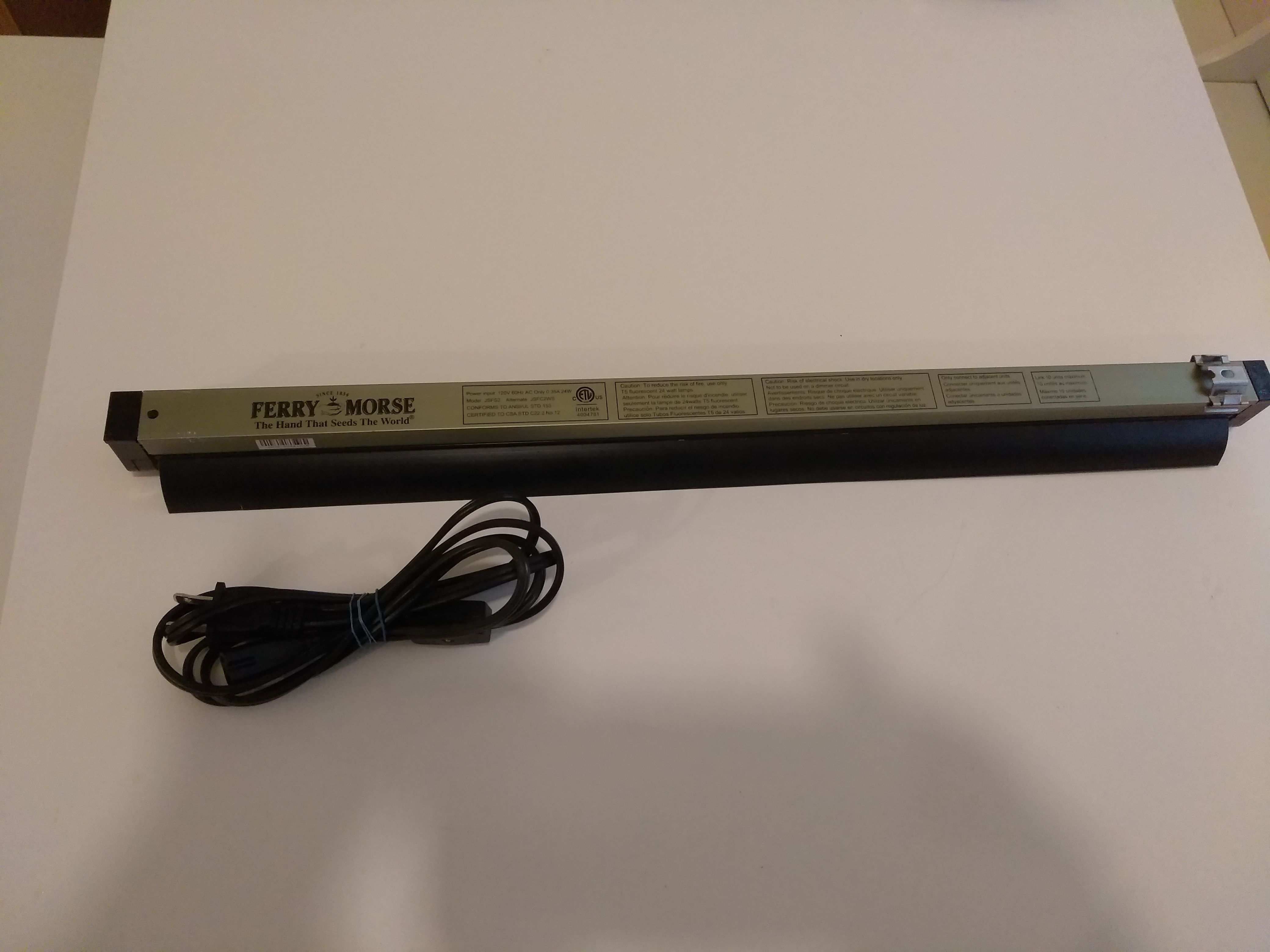 Ferry Morse Grow Light T4 2ft. Comes with 3 bulbs.