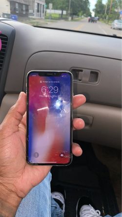 IPhone X 64gbs CRACKED SCREEN WITH SERVICE