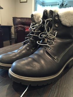 Timberland Black w/ faux fur SIZE 7M