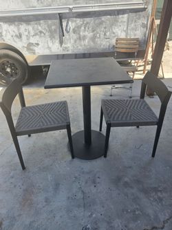 1 mesa con 2 sillas