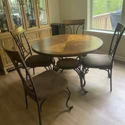 Signature Design by Ashley Plentywood Round Dining Table & 4 Chairs