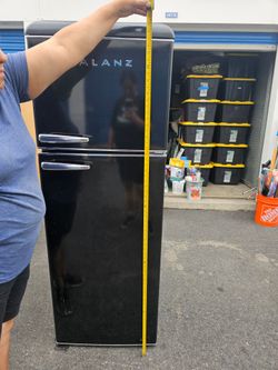 Galanz Retro Top Freezer Refrigerator in vinyl black
