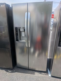 Counter depth LG refrigerator/3 months of warranty and free local delivery
