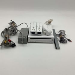 Nintendo Wii Console, White w/2 Controllers and 1 Nunchuck