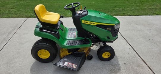 John Deere S100 Riding Mower – Under 60 hours!!