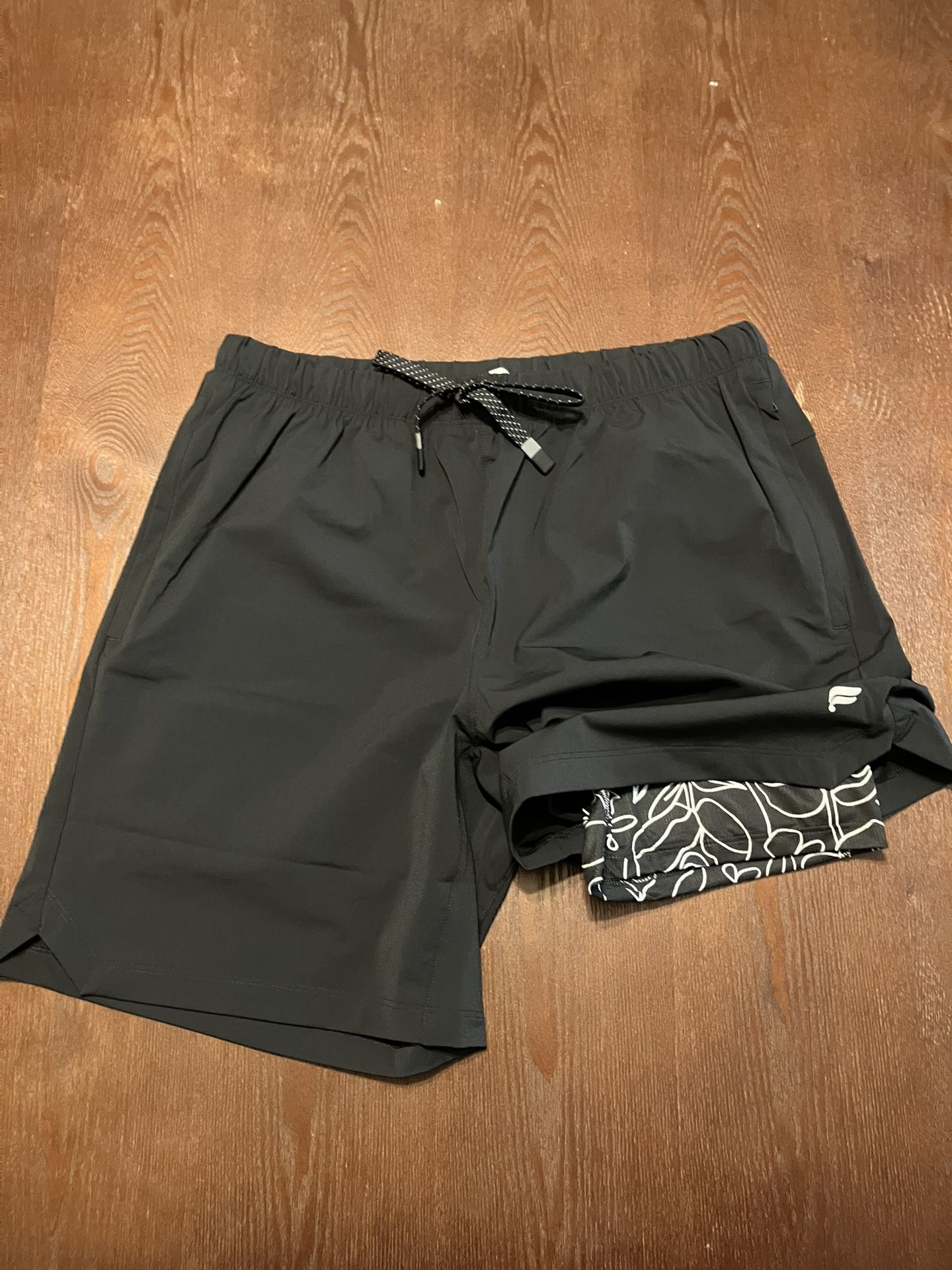 Fabletics Men’s Medium B&W Floral Knee Sleeve Shorts 