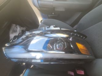 Jeep Cherokee Passenger Headlight. 