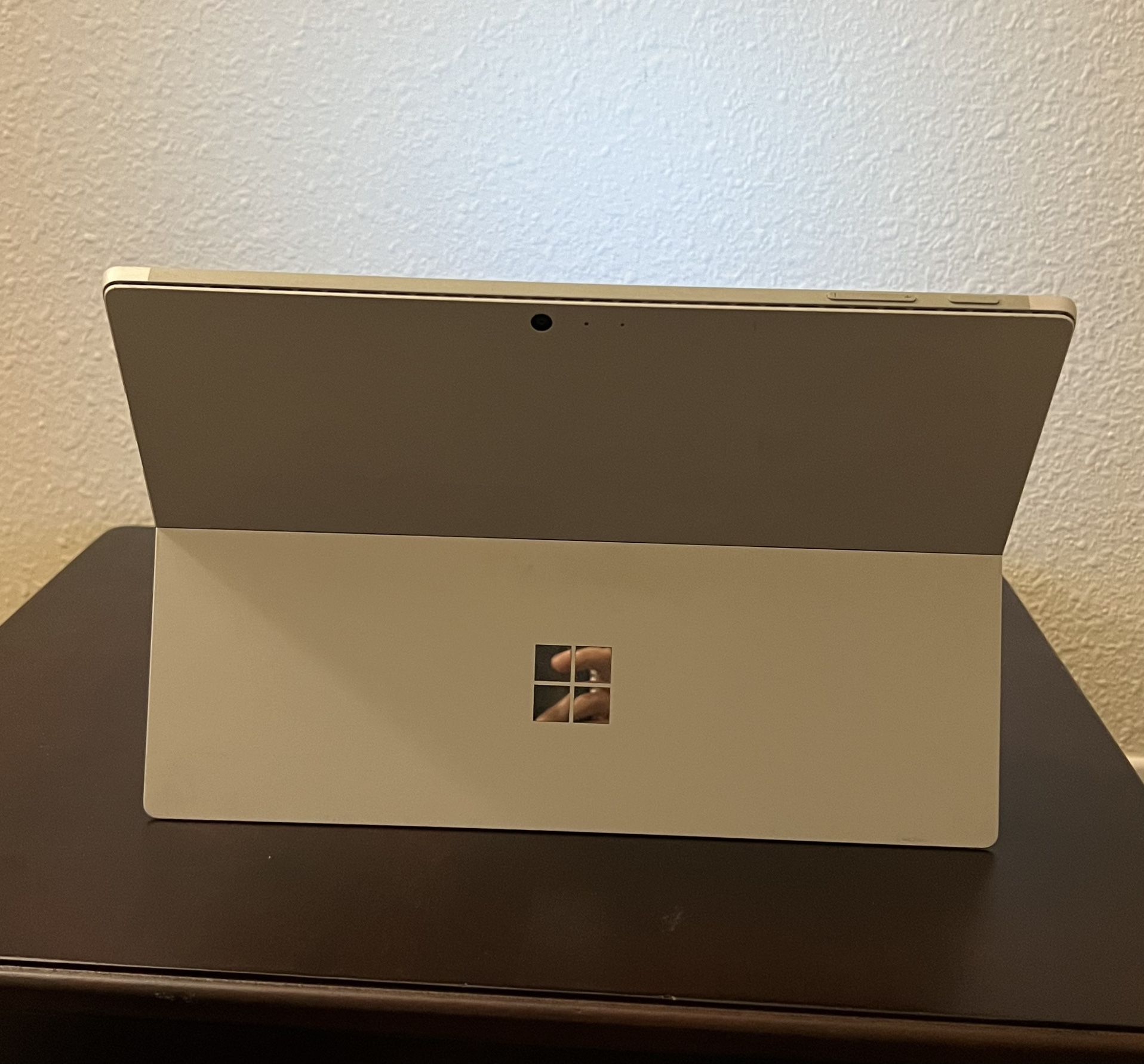 2in1 Microsoft Surface Laptop, TouchScreen, Core i5 with 2.5GHz Speed, 256 SSD