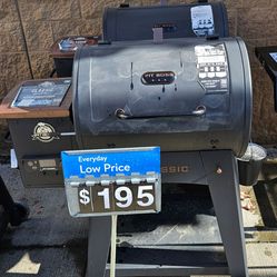 PITBOSS PELLET SMOKER CLASSIC LIGHTLY USED.