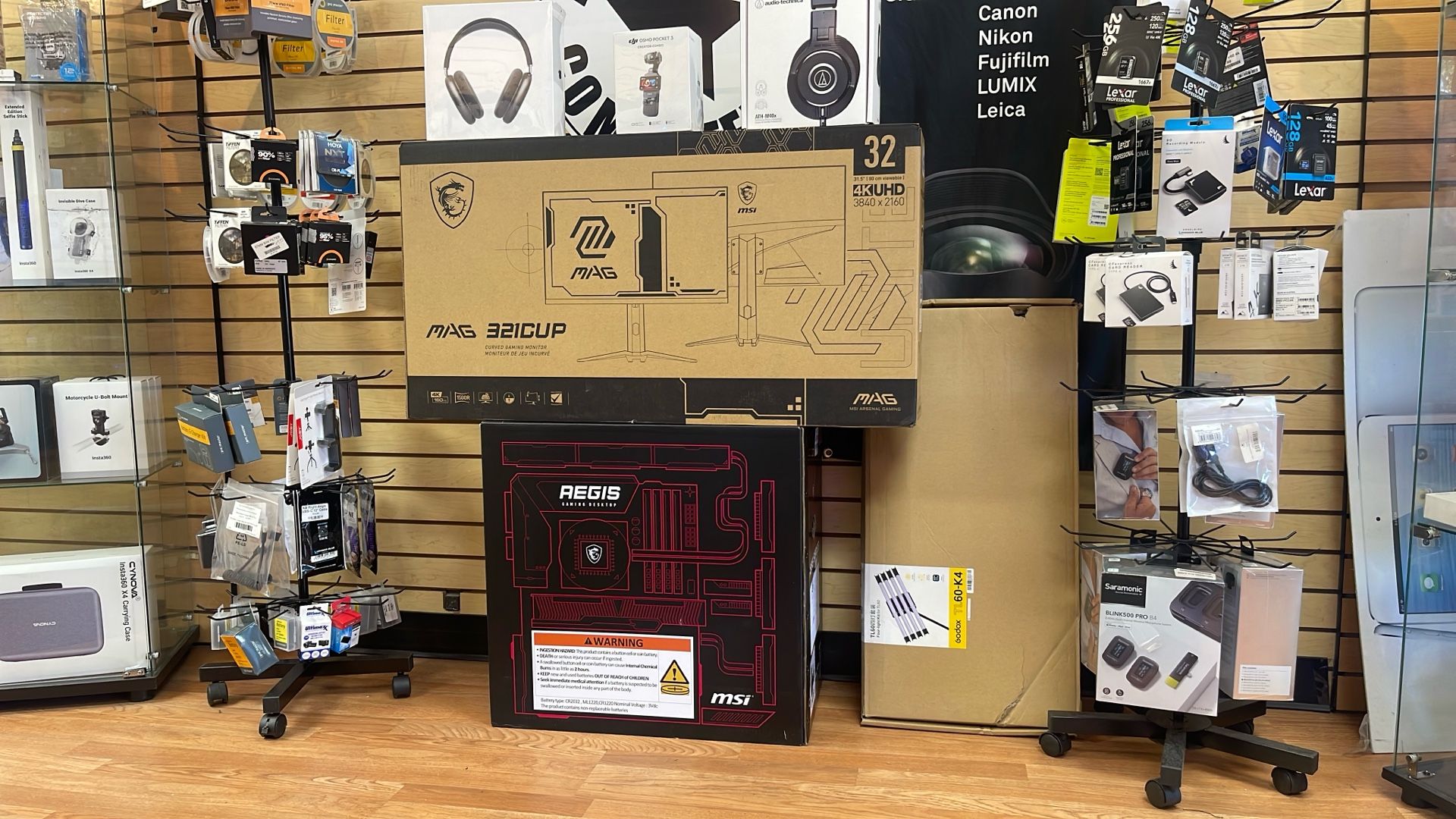 MSI Gaming Desktop Ryzen7 32Ram 2TB SSD Rtx 5070ti With 32” 4K Monitor