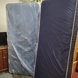 USED TWIN XL BED MATTRESS LIKE NEW, CLEAN AND SANITIZED (MATTRESS)