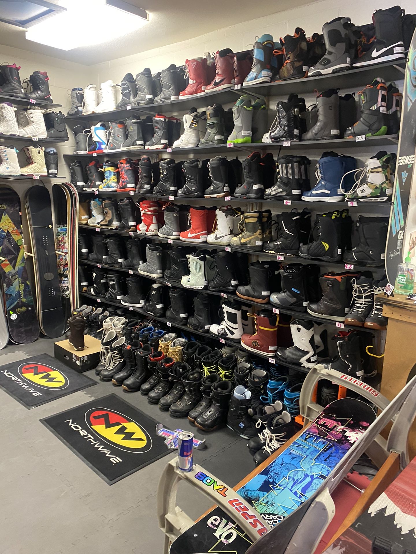 new Burton amplifier 157 snowboard for Sale in Las Vegas, NV - OfferUp
