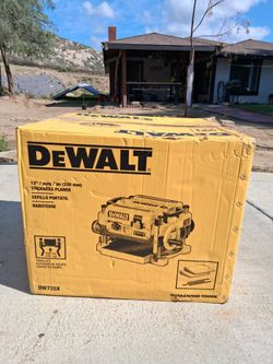 Dewalt 13in  THICKNESS PLANER