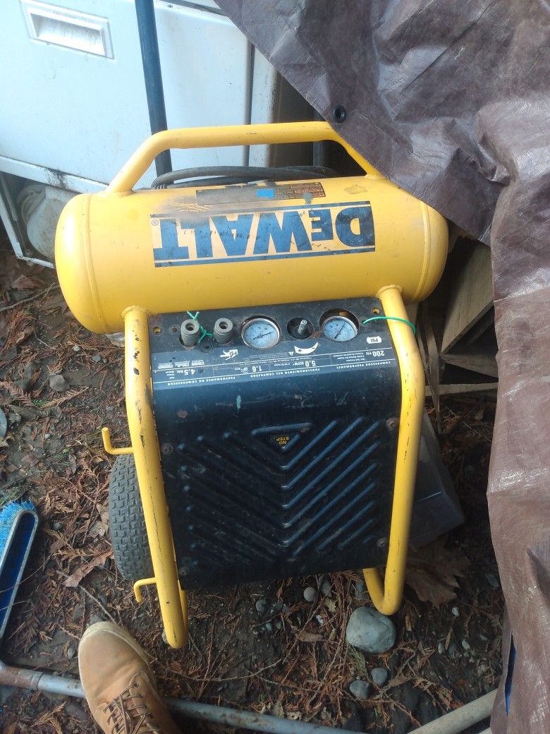 DeWalt 4.5 Gal Air Compressor