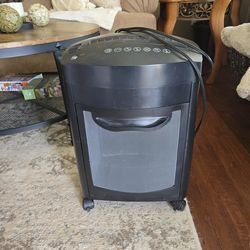 Nice Ativa Cross Cut Paper And Credit Card Shredder. "CHECK OUT MY PAGE FOR MORE DEALS "