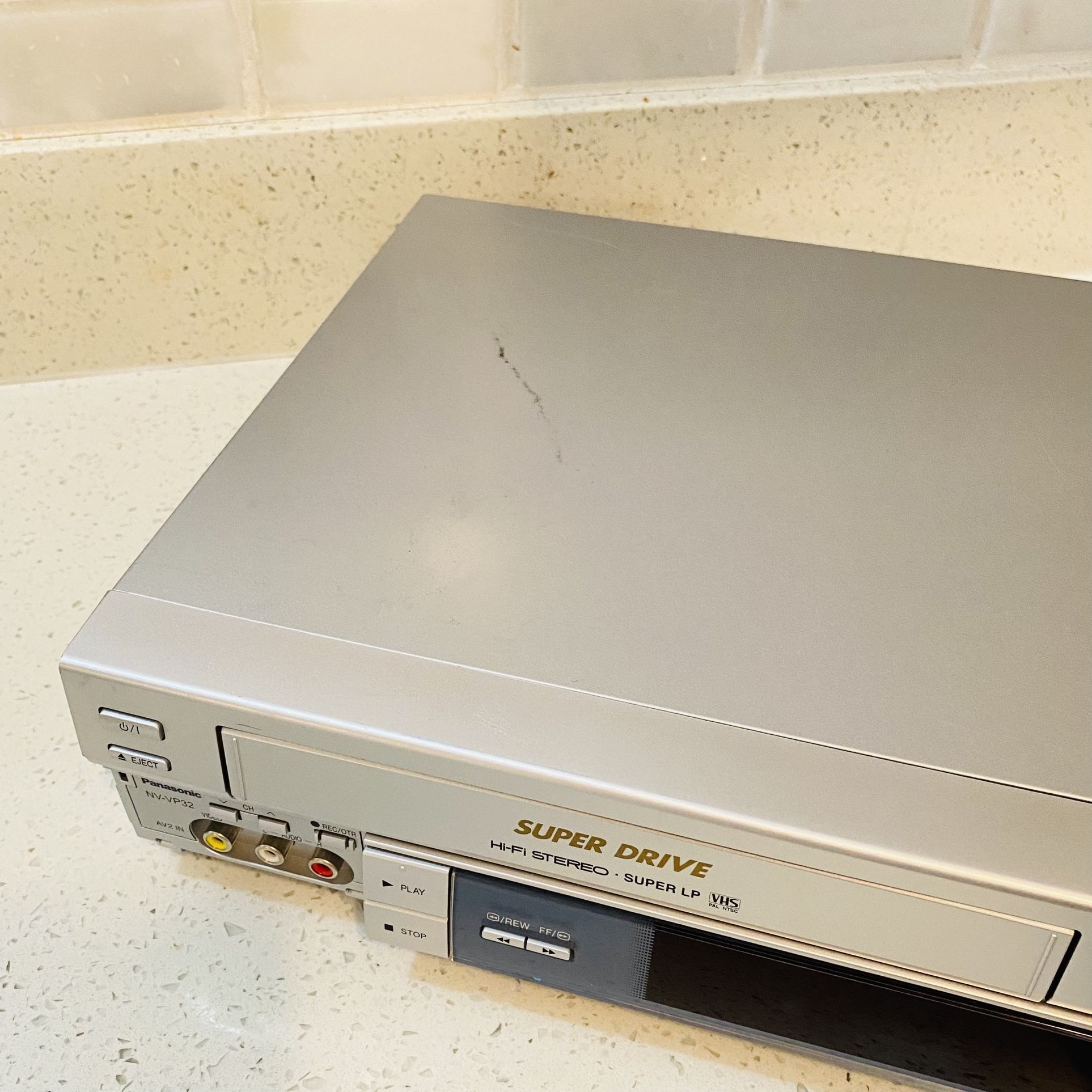 Panasonic NV-VP32 Combo DVD Player/Hi-Fi Super Drive Super LP VHS