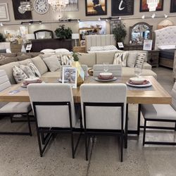 Beautiful 7pc Dining Table set 