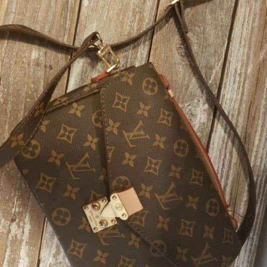 Louis Vuitton monogram canvas s metal lv logo brown reverse shoulder bag  for Sale in Atlanta, GA - OfferUp